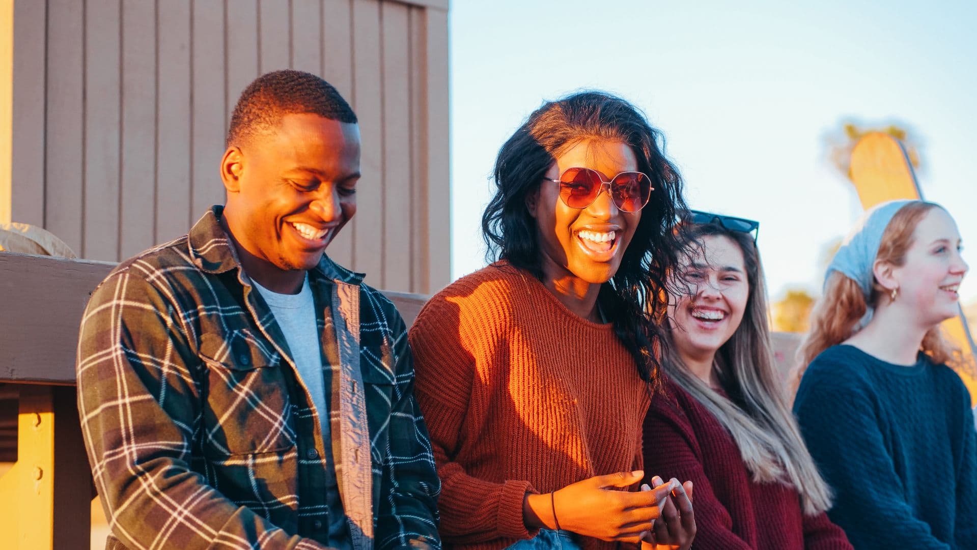 Un grupo de personas conversando y sonriendo al aire libre