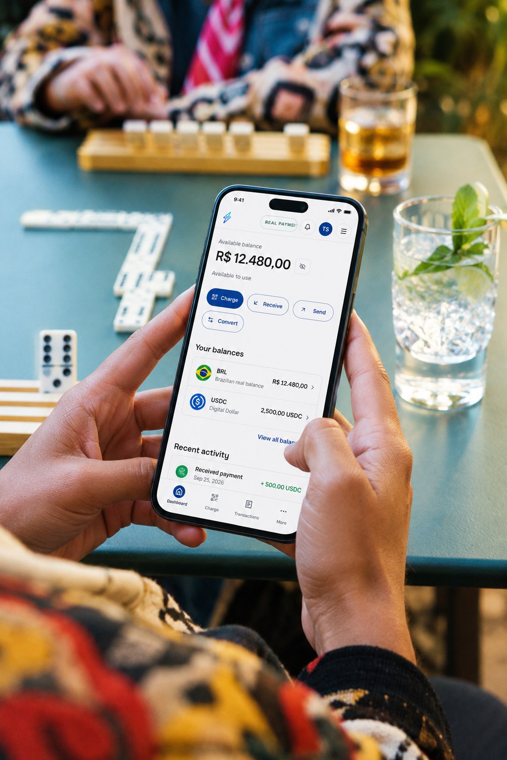 Una persona usando la aplicación de TroqPay en su celular